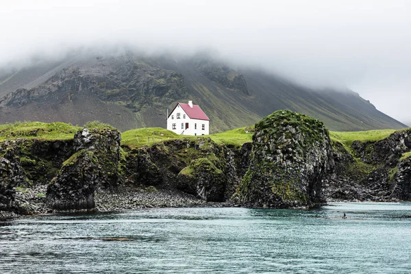 Casa icelandic solitária — Fotografia de Stock