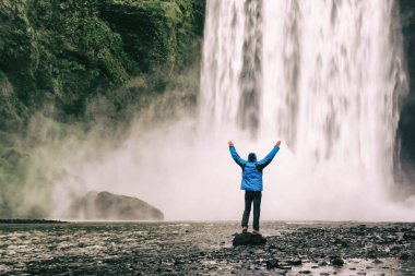 Şelalenin yanındaki adam