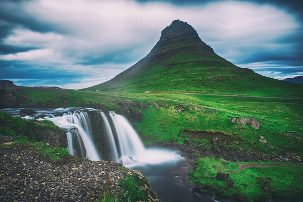 Kirkjufell hegy és vízesés — Stock Fotó