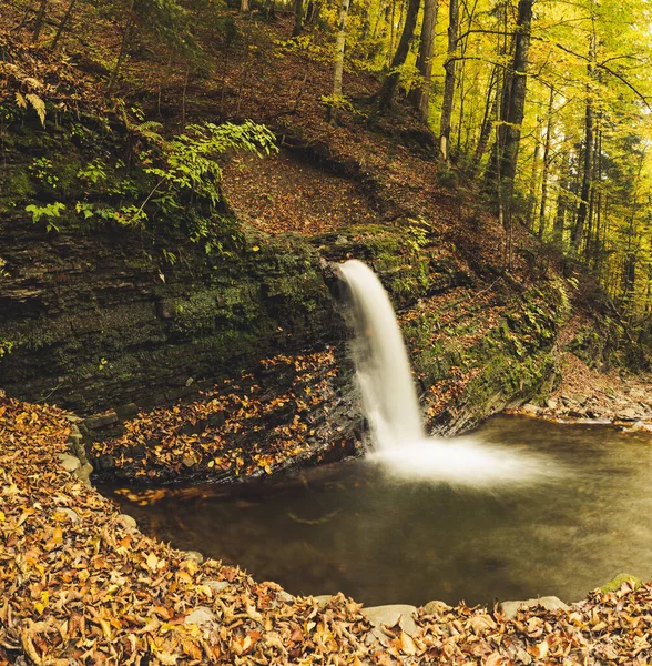 Höstens vattenfall — Stockfoto