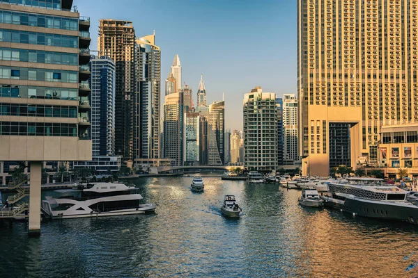 Gün batımında Dubai Marina