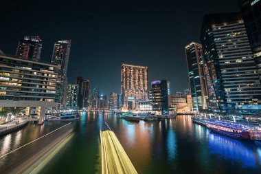 Gece Dubai Marina 'sı