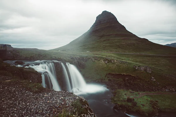 Kirkjufell hegy és vízesés — Stock Fotó