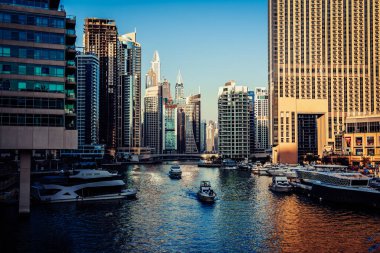 Gün batımında Dubai Marina