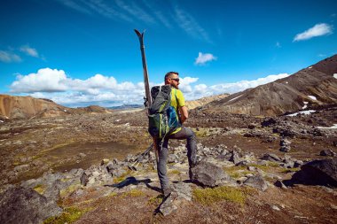 Telemark kayaklı bir adam.