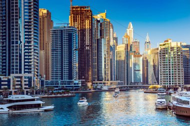 Gün batımında Dubai Marina