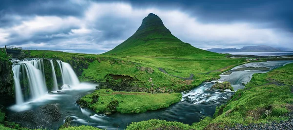 Kirkjufell hegy és vízesés — Stock Fotó