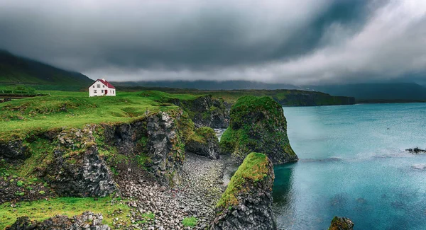 Casa icelandic solitária — Fotografia de Stock