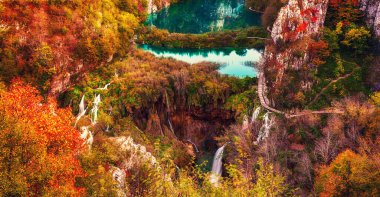 Hırvatistan 'daki Plitvice Ulusal Parkı' nın sonbahar renkleri ve şelaleleri, mevsimlik renkli arka plan, panoramik manzara