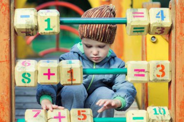 Çocuk ve oyun blokları