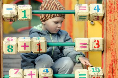 Çocuk ve oyun blokları