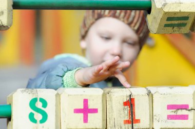 Bebek Oyuncak küplerin parmak gösterir