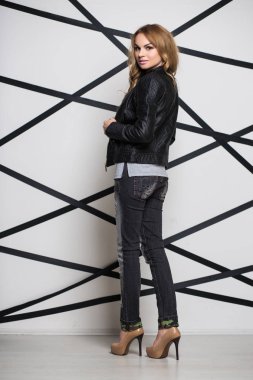 Siyah ceket ve kot giyen genç sarışın kadın 