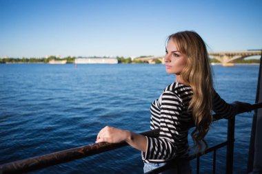 Çizgili bluz Nehri yakınında güzel sarışın poz portresi