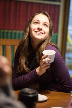 Güzel esmer Kupası ile poz portresi 