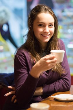 Güzel esmer Kupası ile poz portresi 