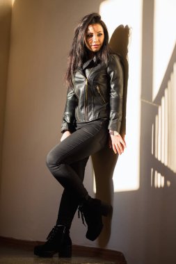 Duvara yakın poz siyah giysili güzel kadın