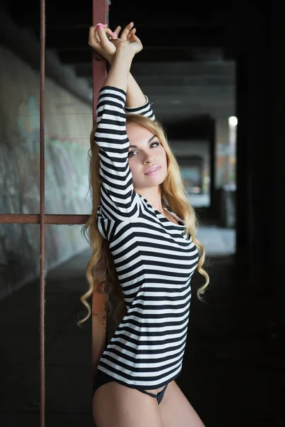 Сексуальная Молодая Блондинка Полосатой Блузке Позирует Возле Железного Забора — стоковое фото
