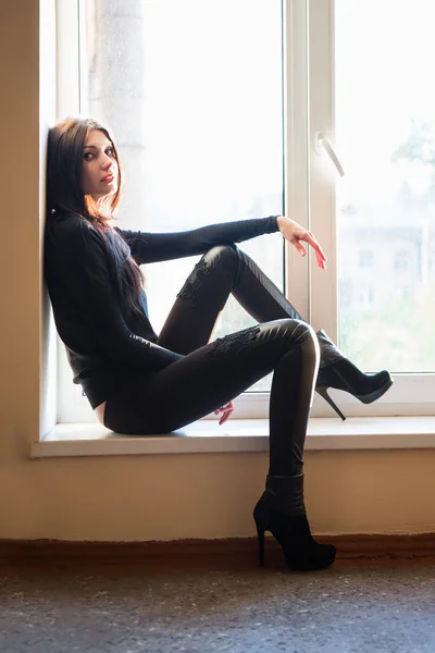 Junge Brünette Schwarzer Kleidung Posiert Auf Fensterbank — Stockfoto