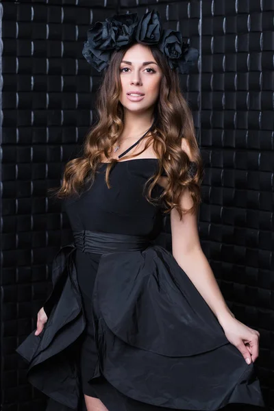 Junge Schöne Frau Trägt Modische Kleidung Und Posiert Studio — Stockfoto