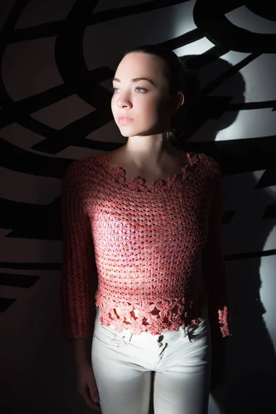 Mujer Joven Reflexiva Con Suéter Punto Posando Cerca Pared —  Fotos de Stock
