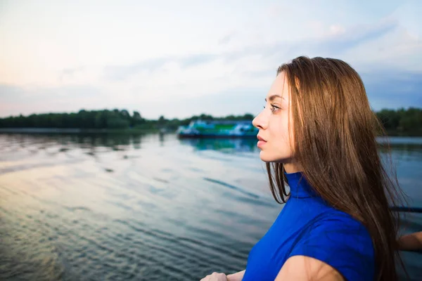 Portret Ładne Młode Kobiety Pozowanie Pobliżu Rzeki — Zdjęcie stockowe