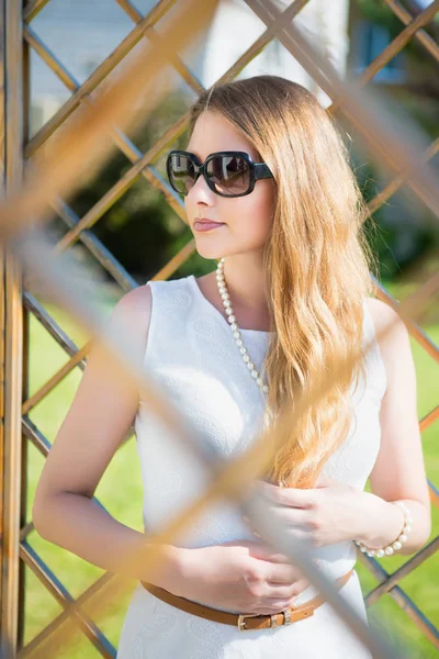 Retrato Mulher Loira Bonita Óculos Sol Posando Livre — Fotografia de Stock