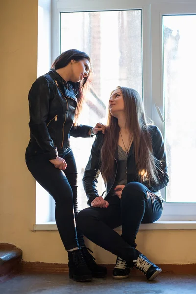 Porträt Zweier Junger Frauen Die Lässiger Kleidung Posieren — Stockfoto