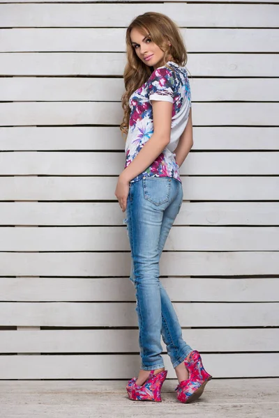 Retrato Mujer Rubia Con Camiseta Posando Cerca Pared Madera — Foto de Stock