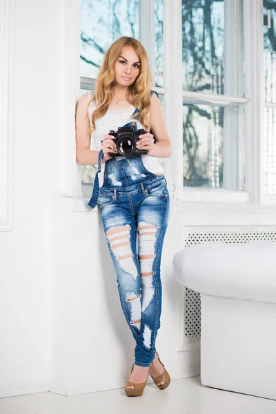 Elegante Blonde Vrouw Dragen Ragged Denim Overalls Poseren Met Camera — Stockfoto
