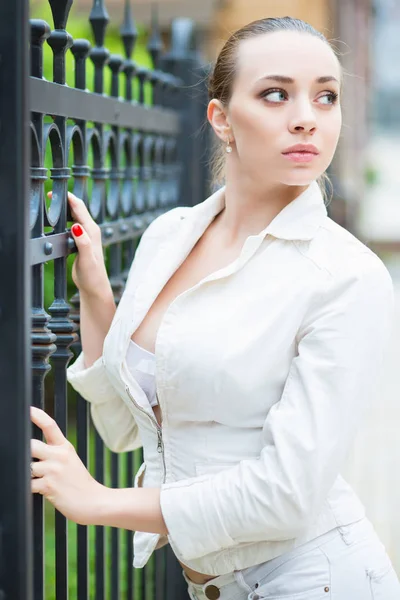 Jovem Mulher Calças Brancas Casaco Posando Livre — Fotografia de Stock
