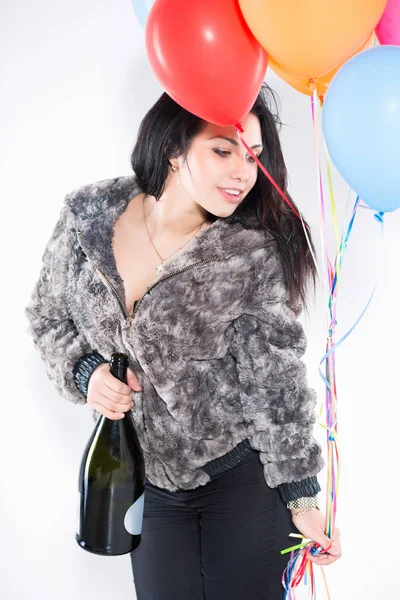 Retrato Mulher Sorridente Com Garrafa Grande Balões Usando Casaco Peludo — Fotografia de Stock