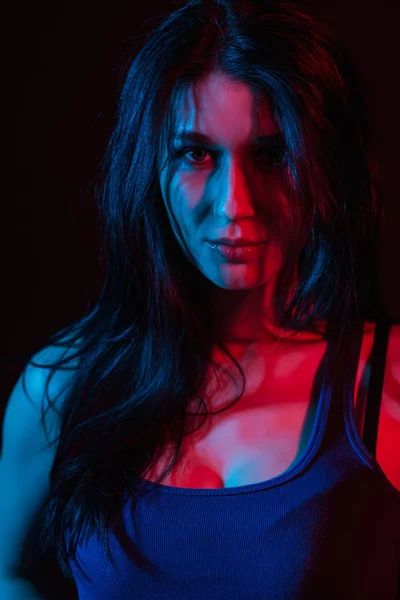 Retrato Jovem Mulher Atraente Posando Luzes Azuis Vermelhas — Fotografia de Stock