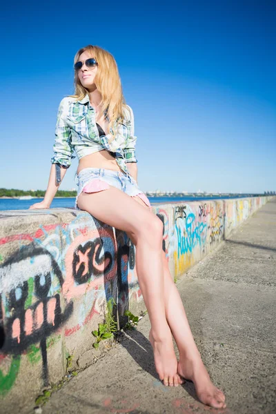 Unga Barfota Blond Kvinna Poserar Utomhus — Stockfoto