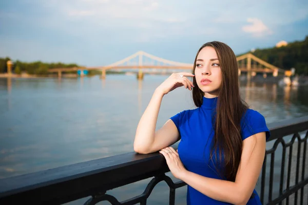 Portrait Belle Jeune Femme Posant Près Rivière — Photo