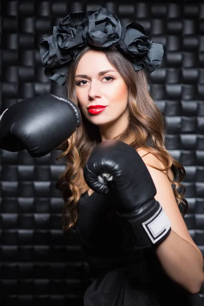 黒いボクシング グローブと花輪を身に着けている美しい女性の肖像画 — ストック写真