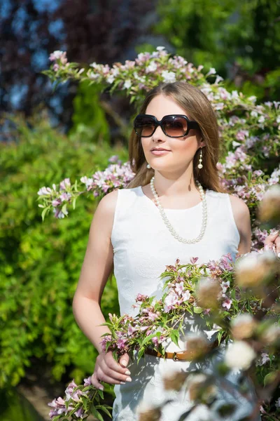 Ganska Blond Kvinna Vit Klänning Posing Nära Blommande Träd — Stockfoto