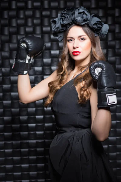 Portrait Beautiful Woman Wearing Black Boxing Gloves Wreath — Stock Photo, Image