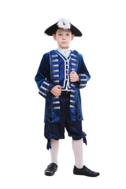 ciddi küçük çocuk giyiyor mavi silahşör kostüm ve kameraya bakıyor. Beyaz izole