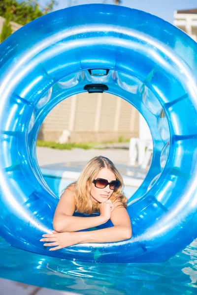 Blonde Žena Pózuje Gumovým Kroužkem Venkovní Bazén — Stock fotografie