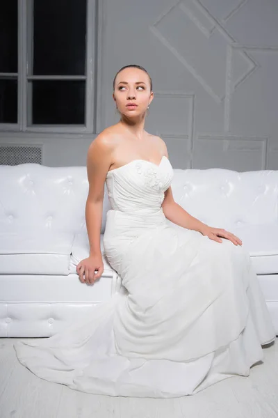 Przemyślane Młodej Sobie Sukienkę Białą Luksusowych Pozowanie Białej Kanapie — Zdjęcie stockowe