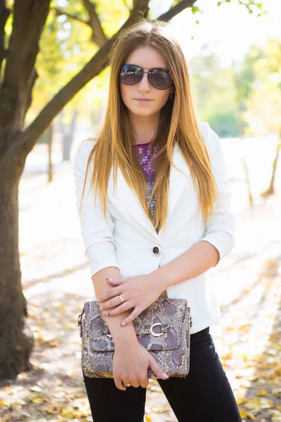 Bella Giovane Donna Giacca Bianca Posa Nel Parco Autunnale — Foto Stock