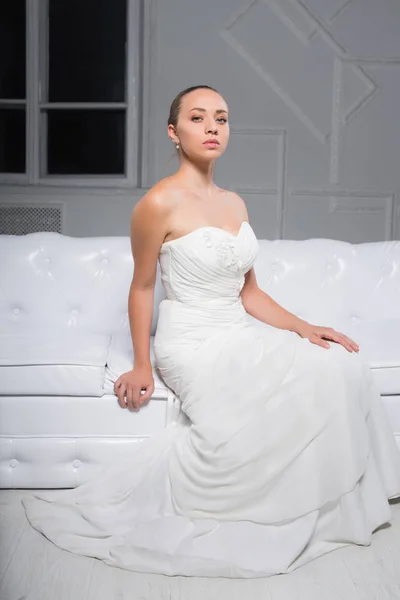 Piękne Młode Panny Młodej Sukience Biały Luksusowych Siedzi Białej Kanapie — Zdjęcie stockowe
