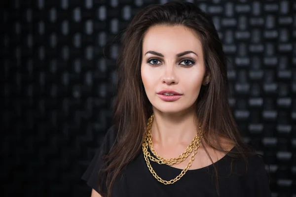 Retrato Cerca Una Hermosa Joven Con Una Cadena Dorada Cuello —  Fotos de Stock