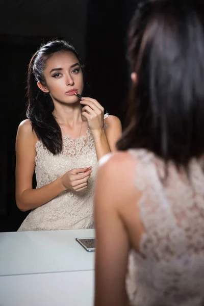 Reflection Pretty Young Brunette Doing Makeup Looking Camera — Stock Photo, Image