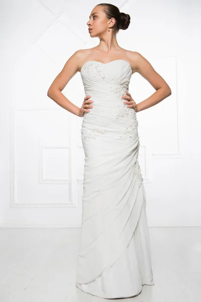 Promyšlené Mladá Nevěsta Sobě Bílé Luxusní Svatební Šaty — Stock fotografie