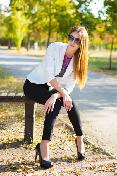 Siyah Pantolon Beyaz Ceket Parkta Bankta Oturmuş Güzel Genç Kadın — Stok fotoğraf