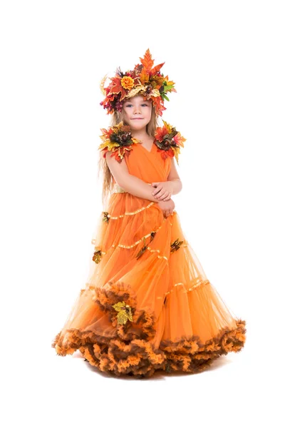 オレンジ色の秋のドレスで笑顔の女の子 白で隔離 — ストック写真