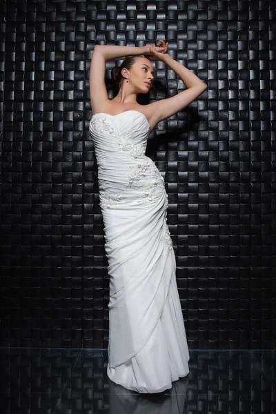 Ελκυστική Νεαρή Νύφη Θέτοντας Πολυτελή Λευκό Φόρεμα — Φωτογραφία Αρχείου