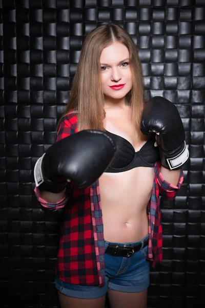 Mulher Loira Bonita Posando Camisa Xadrez Desabotoada Com Luvas Boxe — Fotografia de Stock